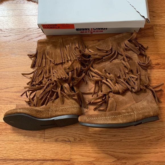 New with box Minnetonka suede fringe boots 6 - Picture 3 of 5